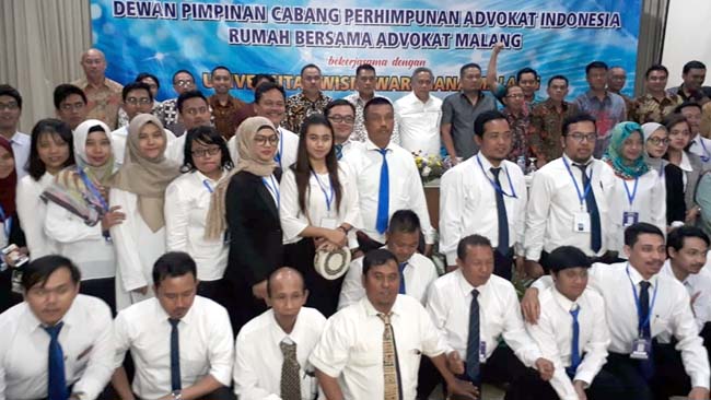 Peserta PKPA berbaju putih hitam usai saat berfoto bersama dengan Ketua Umum DPN Peradi RBA Dr Luhut MP Pangaribuan SH LLM dan Pengurus DPC Peradi RBA Malang. (gie)