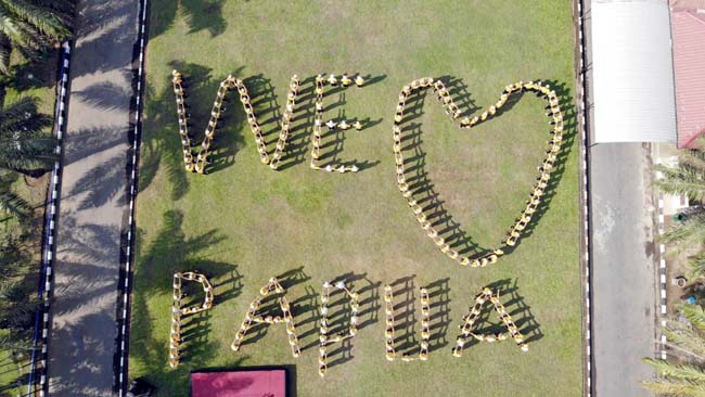 Formasi We Love Papua yang dilakukan anggota Polres Blitar di halaman Mapolres Blitar